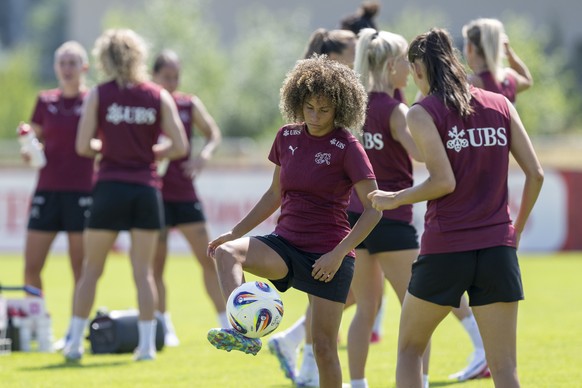 Die Schweizer Fussballerinnen mit Aurelie Csillag, mitte, anlaesslich eines Trainings der Schweizer Frauen Fussball Nationalmannschaft in der 2. EM-Vorbereitungswoche, am Freitag, 20. Juni 2025 in Not ...