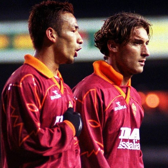 Hidetoshi Nakata li. und Francesco Totti beide Roma in der Freisto�mauer - PUBLICATIONxINxGERxSUIxAUTxHUNxUSAxONLY Fu�ball EC 3 Herren UEFA Cup 1999/2000, Pokal, Europapokal, Europacup, Achtelfinale,  ...