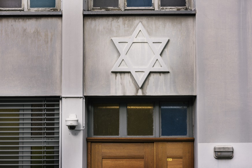 ZUM THEMA SCHUTZ RELIGIOESER GEMEINSCHAFTEN AN DER WINTERSESSION, STELLEN WIR IHNEN AM DIENSTAG, 28. NOVEMBER 2017, FOLGENDES BILDMATERIAL ZUR VERFUEGUNG - A surveillance camera at the synagogue Aguda ...