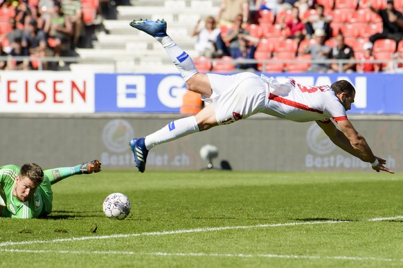 Le gardien balois Tomas Vaclik, gauche, lutte pour le ballon avec le milieu valaisan Pajtim Kasami, droite, lors de la rencontre de football de Super League entre le FC Sion et le FC Basel 1893 ce dim ...