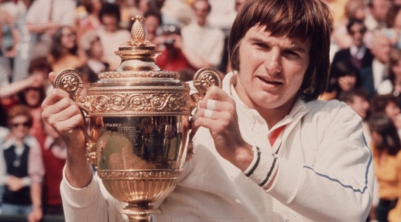 1974: Rekordmann Jimmy Connors mit der Wimbledon-Trophäe.