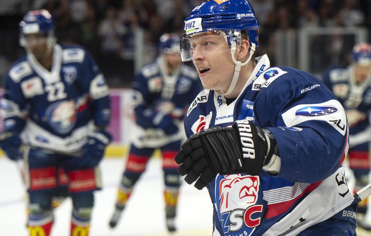 Jubel zum 2:1 bei Zuerichs Torschuetze Ronalds Kenins im zweiten Eishockey Playoff-Finalspiel der National League zwischen den ZSC Lions und dem HC Lugano, am Samstag, 14. April 2018, im Zuercher Hall ...