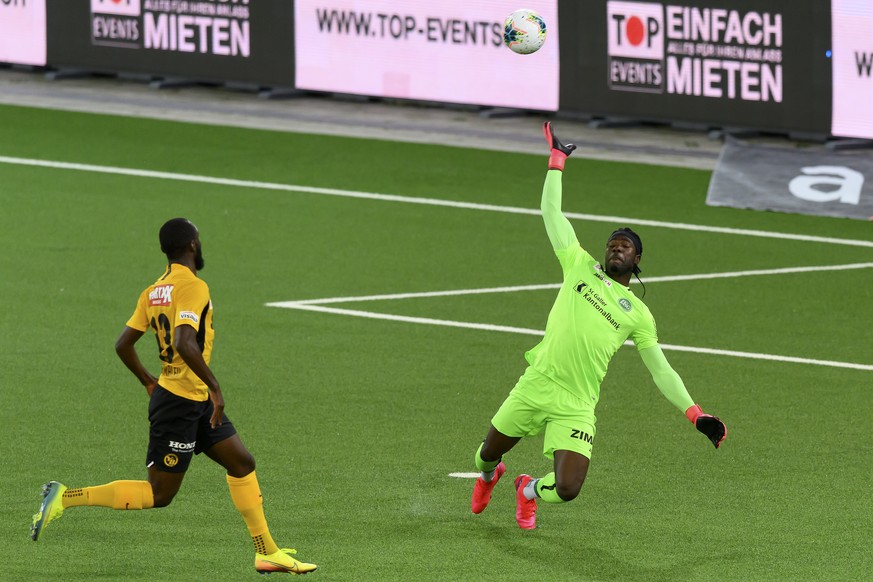 YBs Nicolas Moumi Ngamaleu, links, schiesst ein Tor (3-1) gegen St. Gallens Torhueter Lawrence Ati Zigi, rechts, im Fussball Meisterschaftsspiel der Super League zwischen dem BSC Young Boys und dem FC ...