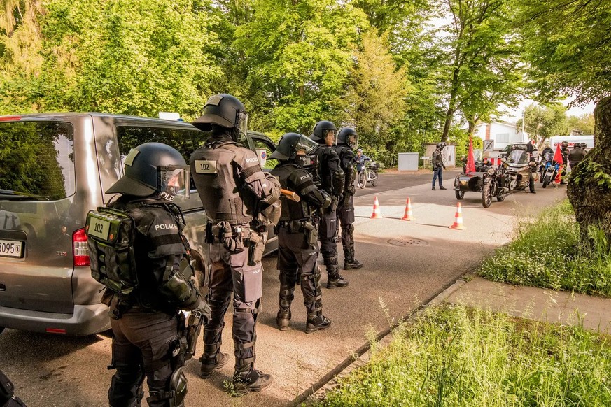 Szenen vom 9. Mai aus Basel: Polizistinnen und Polizisten stellen sich den Nachtwölfen in den Weg.