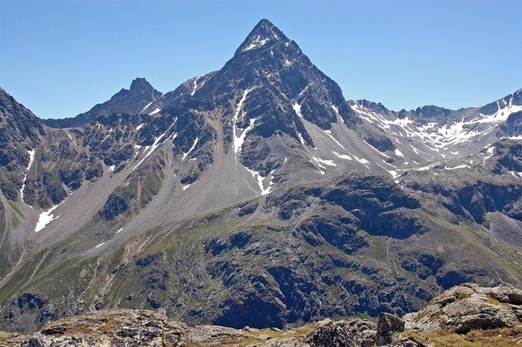 Am Samstagnachmittag ist am Piz Ot ein Wanderer beim Begehen eines alpinen Wanderwegs abgestürzt. Dieser zog sich dabei tödliche Verletzungen zu.