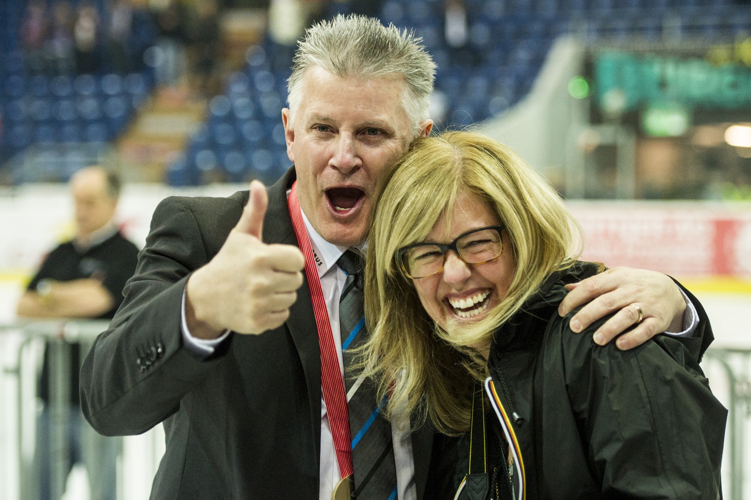 Die Florida Panthers sollen um ihn buhlen: ZSC-Trainer Marc Crawford, mit Ehefrau bei der Meisterfeier.&nbsp;