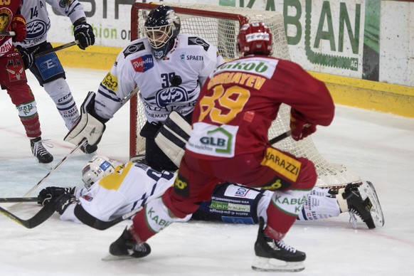 Tigers Evgeni Chiriayev, rechts, kaempft gegen Ambris Michael Ngoy, und Ambris Sandro Zurkirchen, Mitte, waehrend dem Eishockey Meisterschaftsspiel der National League A zwischen den SCL Tigers und de ...