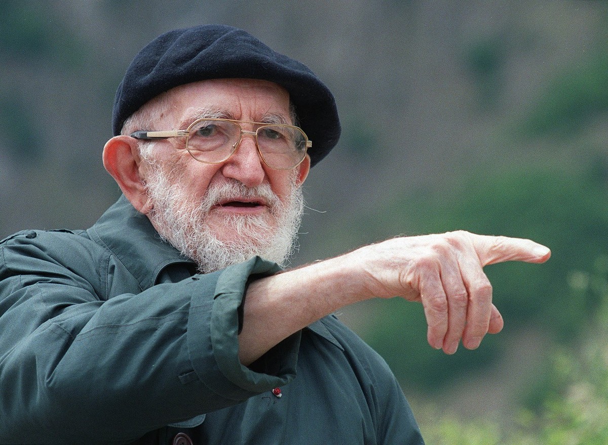 L'Abbé Pierre visé par 17 nouvelles accusations de violences sexuelles
L'abbe Pierre, fondateur de la communaute d'Emmaus, lors de sa visite a la vigne de Farinet, lors de son passage e ...