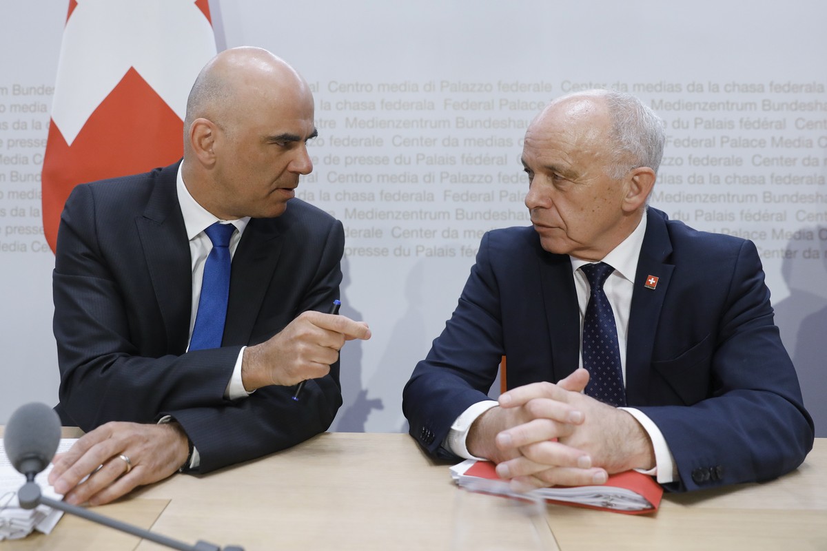 Bundespraesident Ueli Maurer, rechts, diskutiert mit Bundesrat Alain Berset am Ende einer Medienkonferenz zum Bundesgesetz ueber die Steuerreform und die AHV-Finanzierung (STAF), am Montag, 18. Februa ...