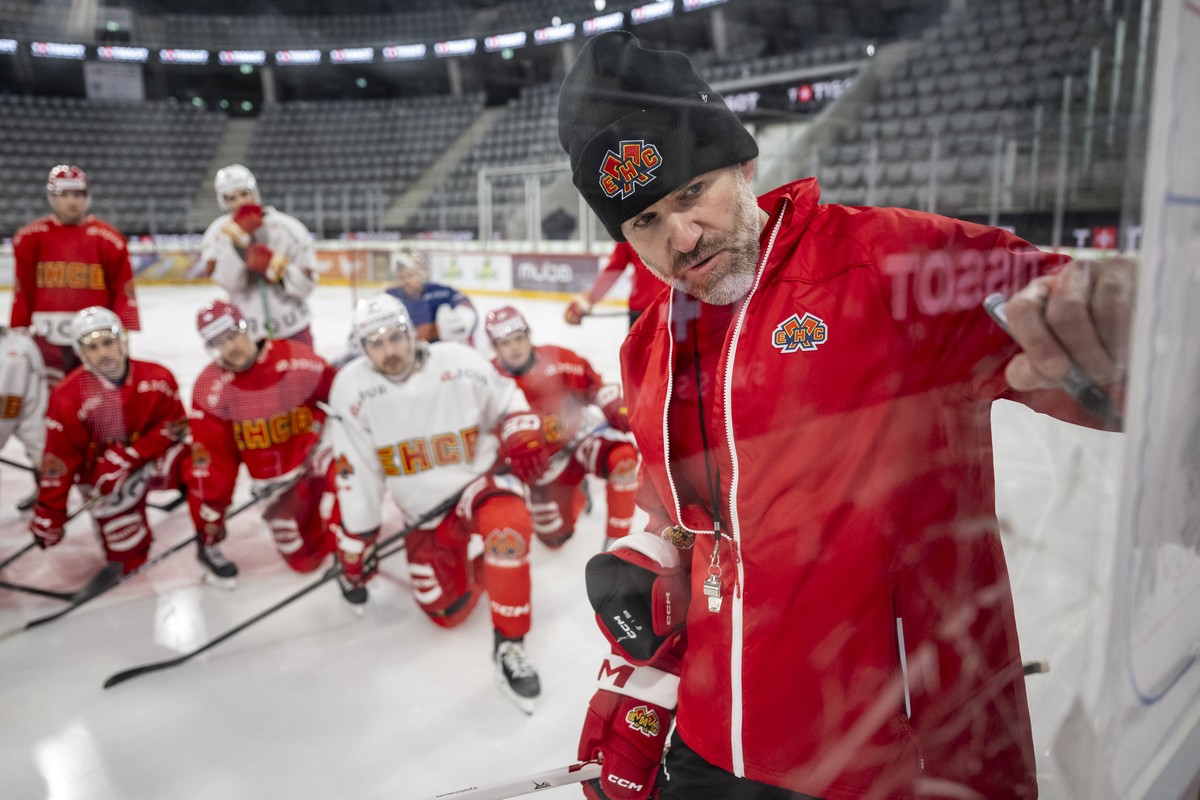 Der neue Head Coach des EHC Biel, Christian Dube, leitet das Training seiner neuen Mannschaft, am Donnerstag, 22. Januar 2026 in Biel. Der 48-jaehrige Kanadier hat bei Biel einen Vertrag bis Ende Sais ...