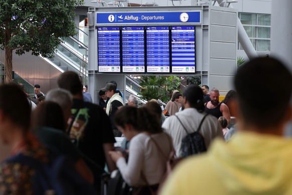 27.06.2022, Nordrhein-Westfalen, D�sseldorf: Lange Warteschlangen im D�sseldorfer Flughafen. Menschen stehen der Warteschlange, um das Gep�ck abzugeben . (zu dpa: �Koffer-Chaos am D�sseldorfer Flughaf ...