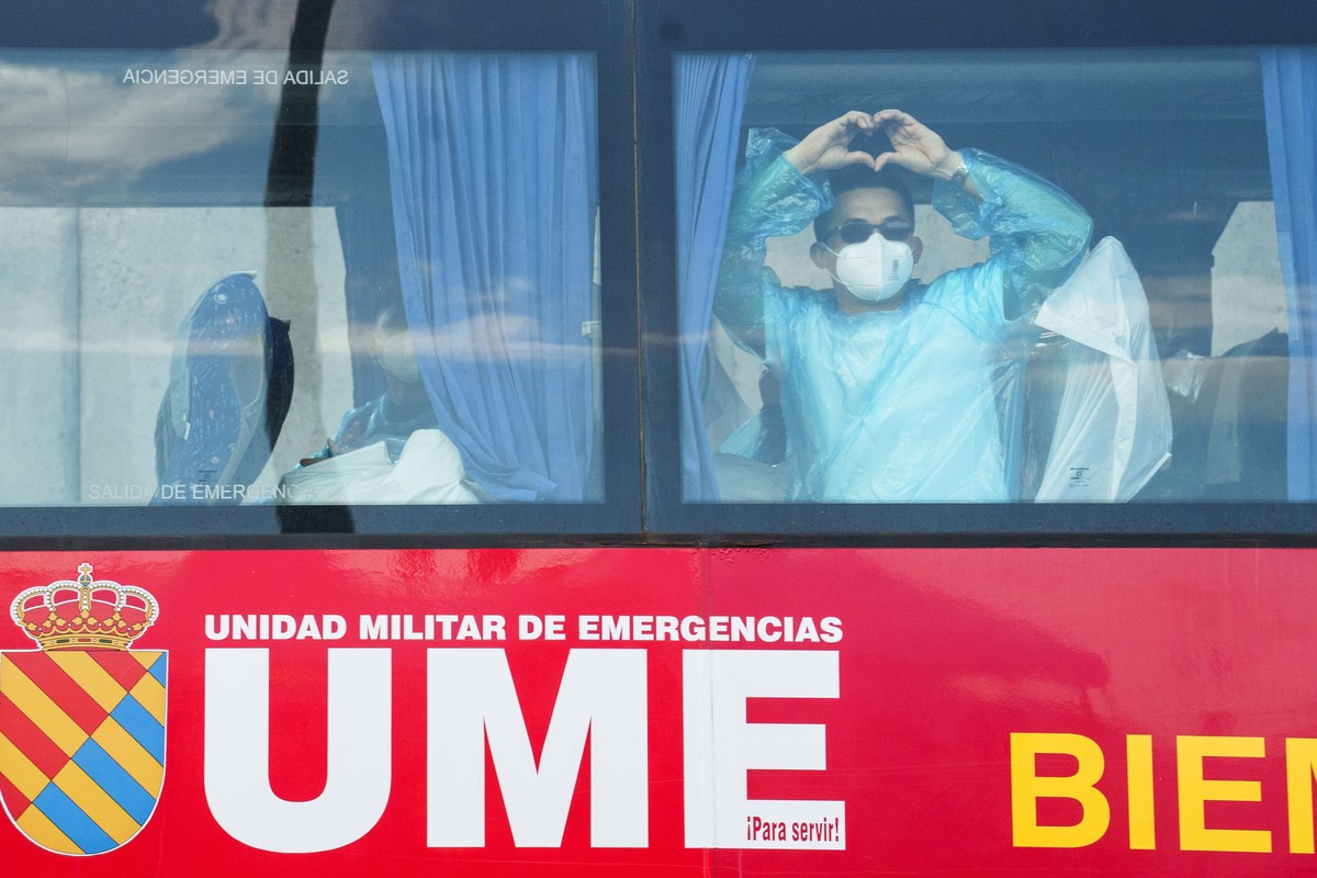 epaselect epa12948022 A person makes a heart shape with his hands while riding a bus transporting passengers from the MV Hondius cruise ship to Tenerife South Airport from the Port of Granadilla de Ab ...