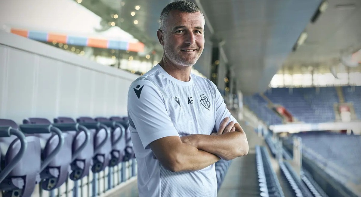 Alex Frei posiert in dem Stadion, wo er bereits als Spieler mit dem FC Basel reihenweise Tore schoss.