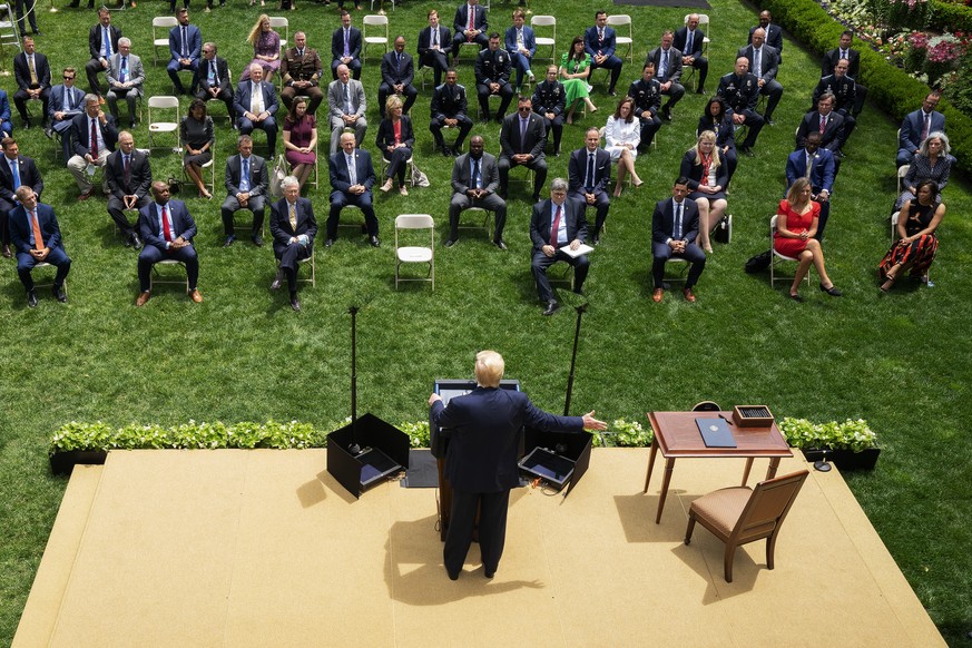 US-Präsident Donald Trump kommuniziert und unterzeichnet eine Verfügung zur Polizeireform im Garten des Weissen Hauses, 16. Juni 2020.
