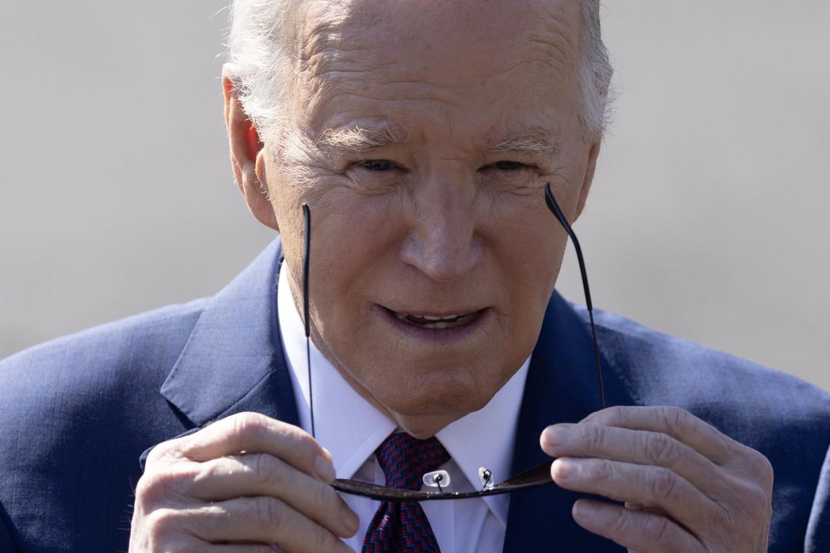 epa11168482 US President Joe Biden approaches to briefly speak to members of the news media before departing the South Lawn of the White House by Marine One, in Washington, DC, USA, 20 February 2024.  ...