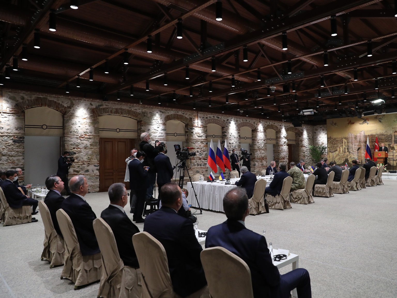 epa09857142 A handout photo made available by the Turkish President&#039;s Press Office shows Turkish President Erdogan (R, back) addressing the Russian and Ukrainian delegations before their talks, a ...