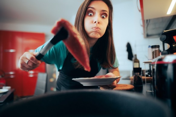 Frau kocht Fleisch