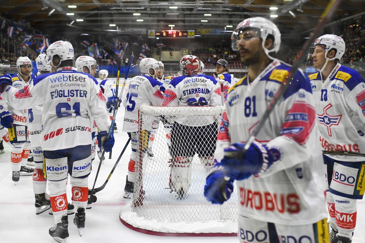Die Klotener schwoeren sich ein, im Spiel der Eishockey Swiss League zwischen dem EHC Winterthur und dem EHC Kloten, am Freitag, 21. September 2018, in der Zielbau Arena in Winterthur. (KEYSTONE/Gian  ...