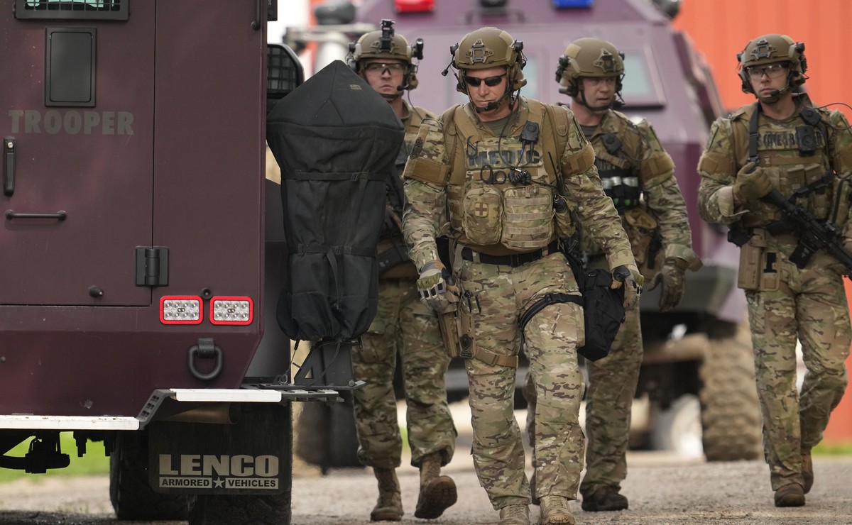 Members of law enforcement agencies search for shooting suspect, Vance Boelter, at a house Sunday, June 15, 2025, in Belle Plaine, Minn. (AP Photo/George Walker IV)
Minnesota Lawmaker Shot