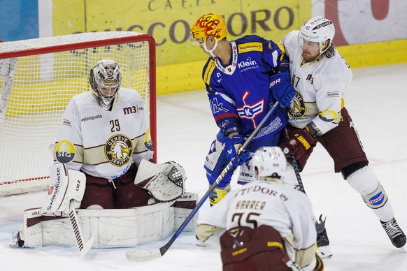 EHC Kloten PostFinance Top Scorer Jonathan Ang gegen Geneve-Servette HC Torhueter Robert Mayer und Verteidiger Marco Maurer waehrend dem Eishockey-Meisterschaftsspiel der National League zwischen dem  ...