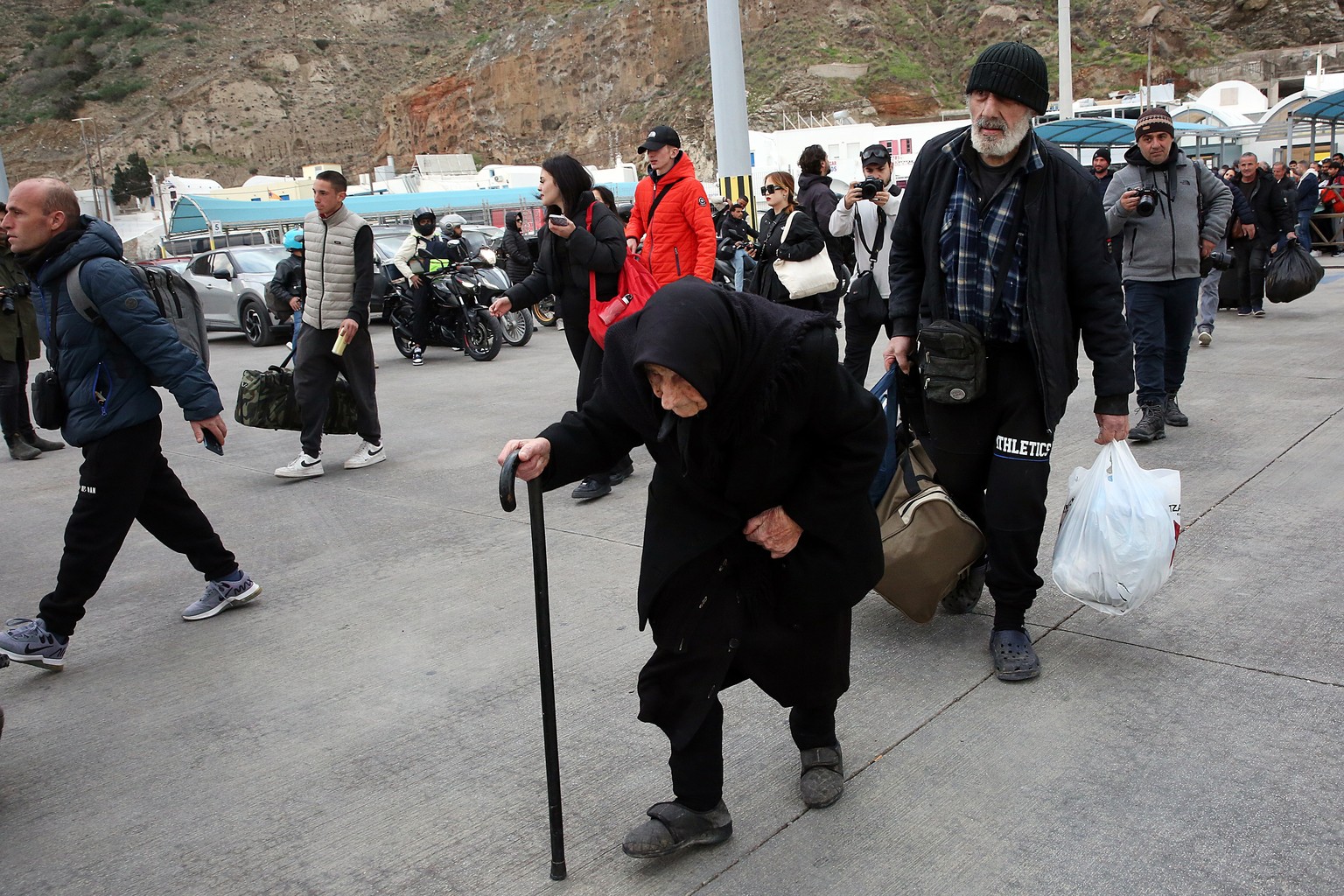 epa11874983 Residents and visitors leave the island due to the increased seismic activity, at the port of Athinios in Santorini, Greece, 04 February 2025. The municipality Thera (Santorini) advised th ...