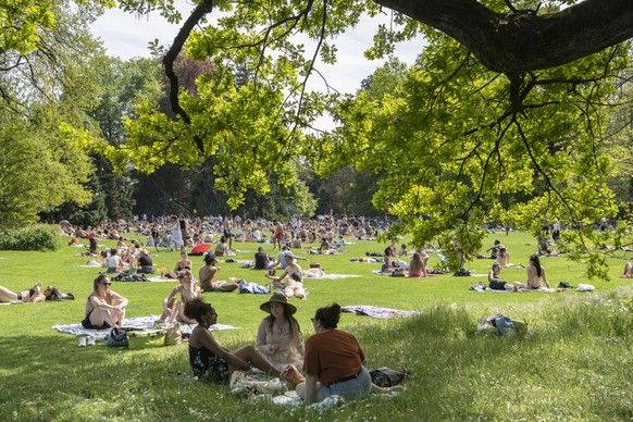 Menschen geniessen das sommerliche Wetter am See in Zuerich, aufgenommen am Sonntag, 9. Mai 2021. (KEYSTONE/Ennio Leanza)