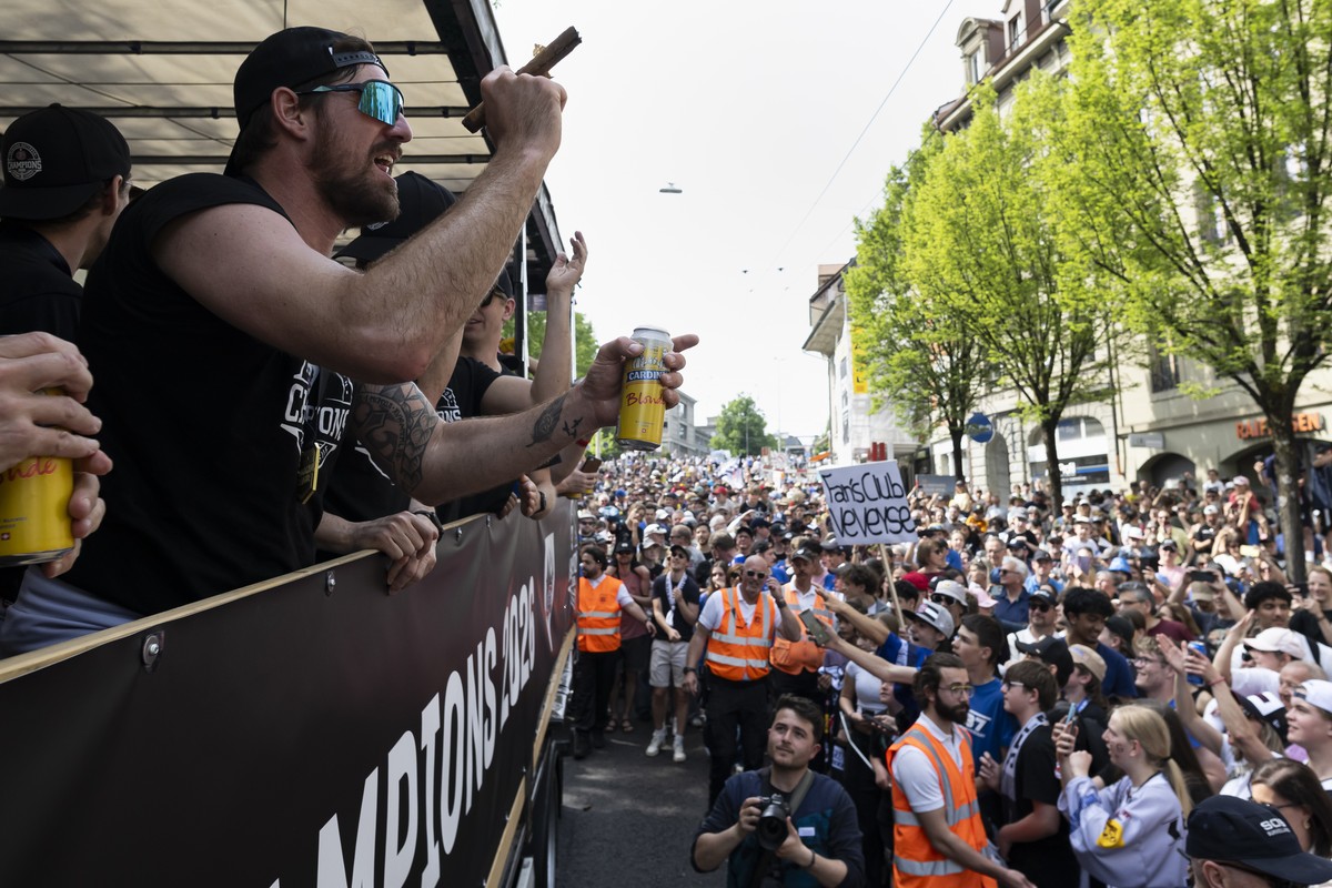 Les joueurs et supporters fribourgeois avec le gardien Reto Berra, fetent leur premier titre de champions suisses de National League, lors de la parade en l'honneur des hockeyeurs de Fribourg-Got ...