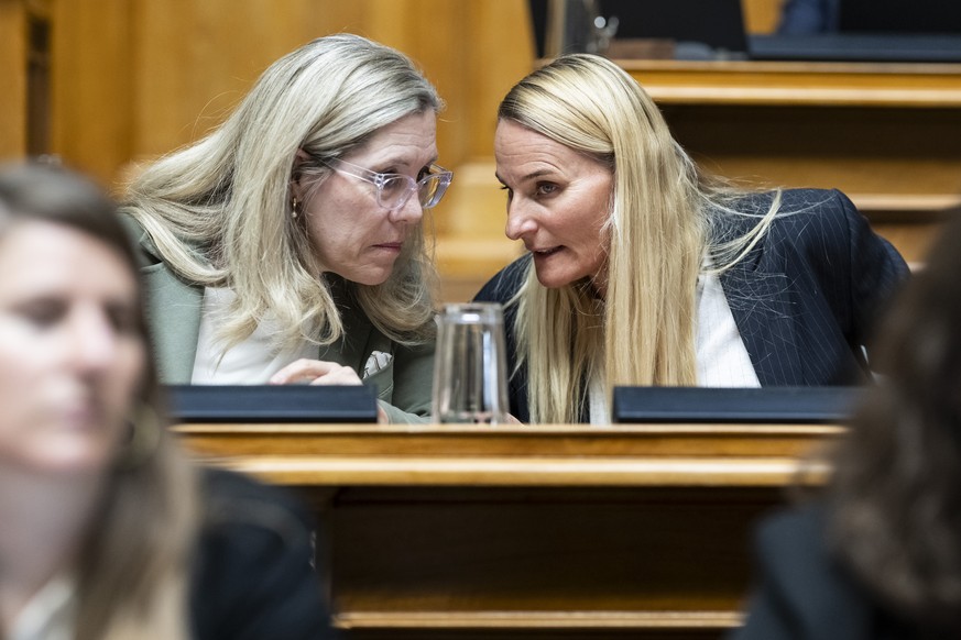KEYPIX - Die Kommissionssprecherinnen der Debatte ueber die Schweizer Beteiligung an der KFOR, des Swisscoy-Einsatzes im Kosovo, Isabelle Chappuis, Mitte-VD, links, und Andrea Zryd, SP-BE, diskutieren ...