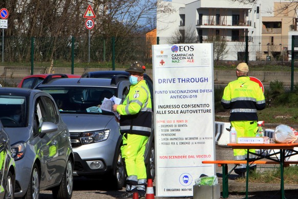 epa09076680 Army health personnel work at a mass vaccination site against Covid-19 at the Italian Army drive through set up at Via Novara Parco di Trenno, in Milan, Italy, 15 March 2021. EPA/Paolo Sal ...
