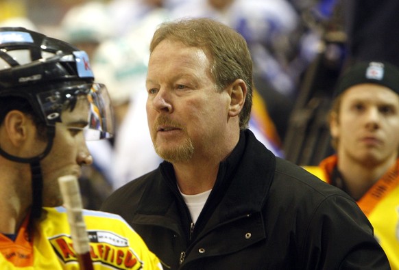 Der Berner Coach John Van Boxmeer im Eishockey Meisterschaftsspiel der National League A zwischen dem EV Zug und dem SC Bern, am Dienstag, 4. Dezember 2007 in der Hertihalle von Zug. (KEYSTONE/ Photop ...