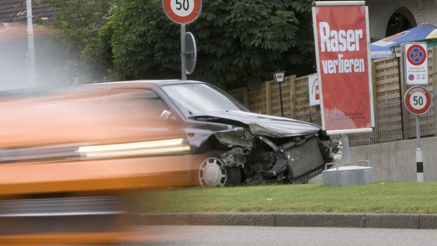 Ein Auto-Wrack steht in der Mitte der Badnenerstrasse in Zuerich am Samstag, 4. juni 2005. Die Zuercher Polizei macht in ihrer neusten Verkehrssicherheitskampagne Raser eindruecklich auf die Folgen ih ...