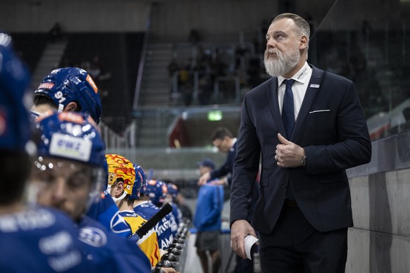 Zuerichs Trainer Rikard Groenborg reagiert im Eishockeyspiel der National League zwischen den ZSC Lions und Ajoie am Mittwoch, 30. November 2022, in der Swiss Life Arena in Zuerich. (KEYSTONE/Ennio Le ...