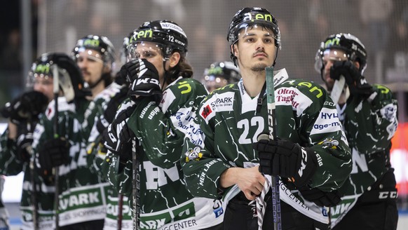 Die Oltener Spieler mit Luca De Nisco, Mitte, sind enttaeuscht nach der Niederlage im vierten Spiel des Eishockey Playoff Finals der Swiss League zwischen dem EHC Olten und dem HC La Chaux-de-Fonds au ...