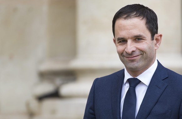 epa05766325 French former Education minister and the French socialist party (PS) candidate in Presidential elections 2017 Benoit Hamon speaks to the media as he leaves the Elysee Palace in Paris, Fran ...