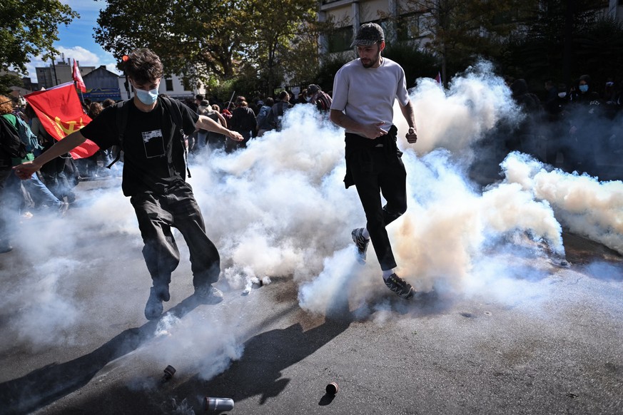 epa13274697 Clashes occur between riot police and demonstrators during a high school students' protest against education conditions in Saint-Denis, north of Paris, France, 01 October 2026. EPA/Fi ...