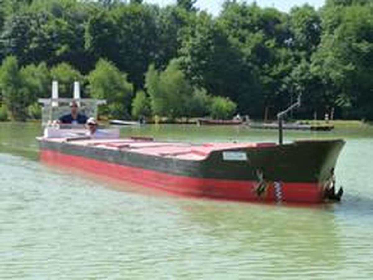 Miniatur-Boote im Schiffhandling-Trainingsgelände von Port Revel.