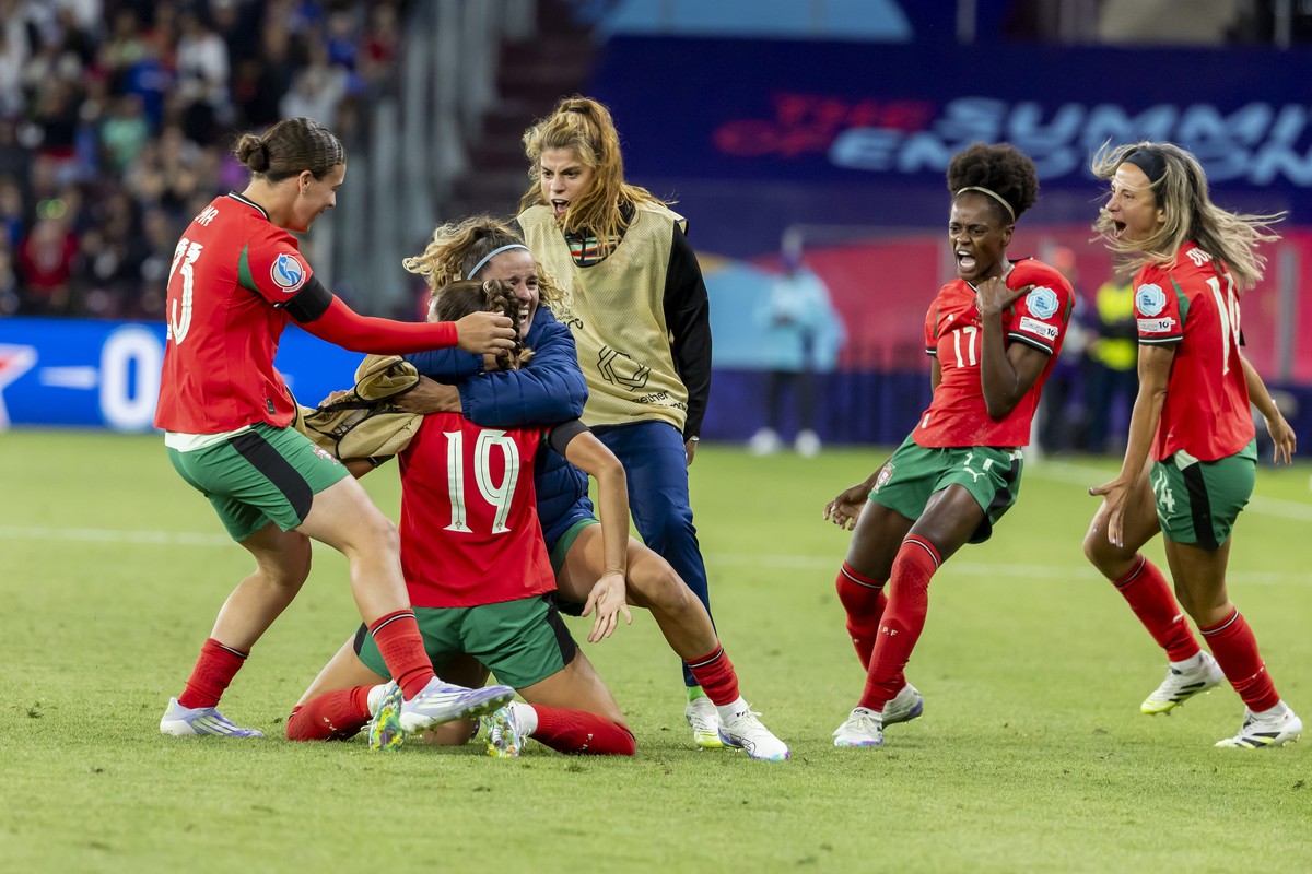 epa12223398 Portugal's Diana Gomes (2-L) celebrates scoring the 1-1 goal during the UEFA Women's EURO 2025 Group B soccer match between Portugal and Italy, in Geneva, Switzerland, 07 July 20 ...