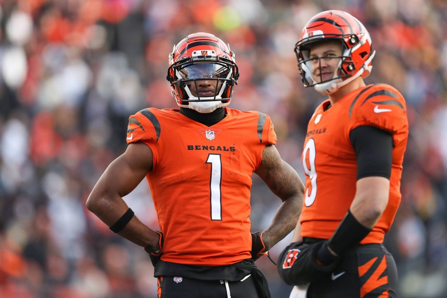 CINCINNATI, OH - NOVEMBER 28: Cincinnati Bengals wide receiver Ja Marr Chase 1 and quarterback Joe Burrow 9 look at the scoreboard during a stop in play during the game against the Pittsburgh Steelers ...