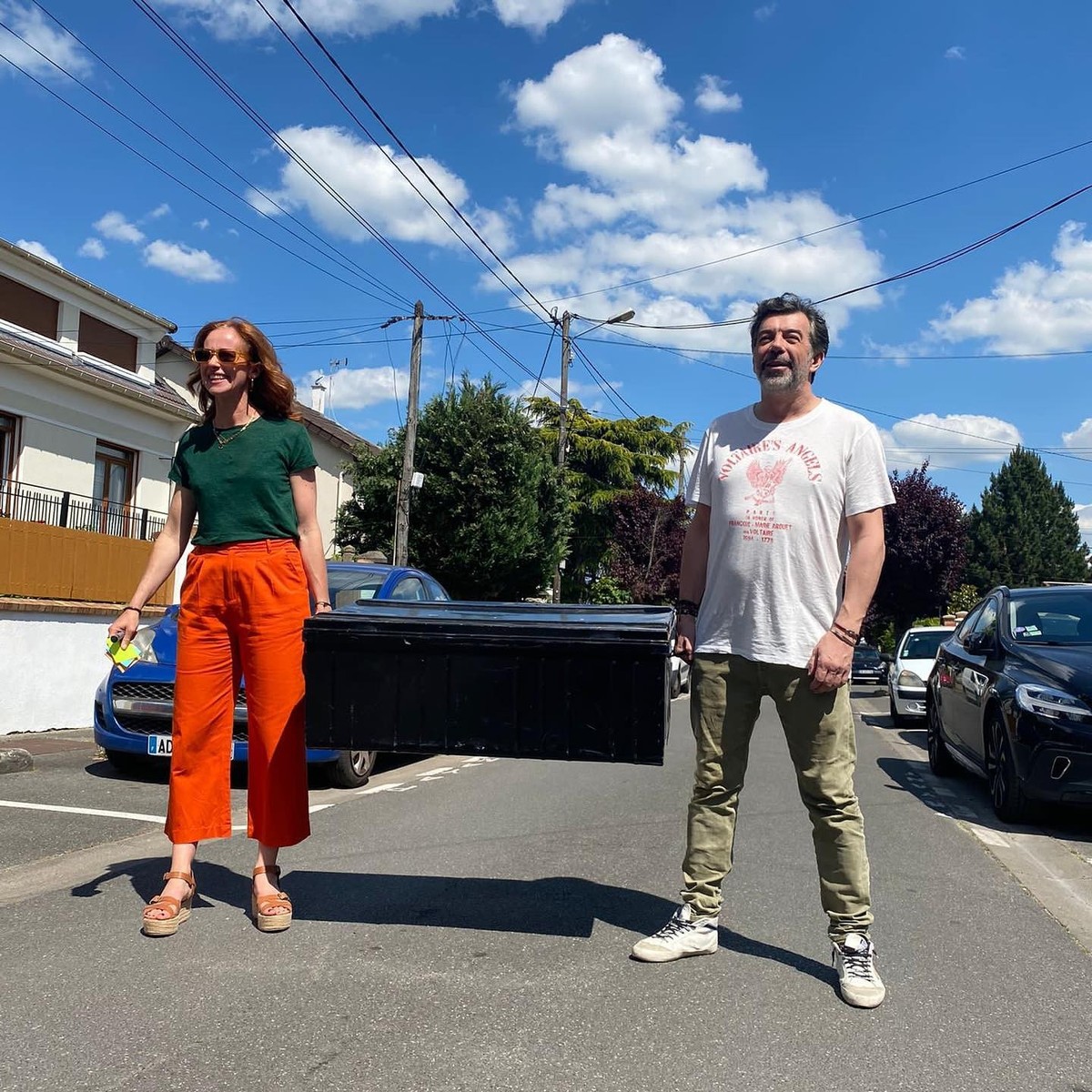 Stéphane Plaza avec Sophie Ferjani, décoratrice d'intérieur, toujours avec un seul coffre pour déménager une maison entière.