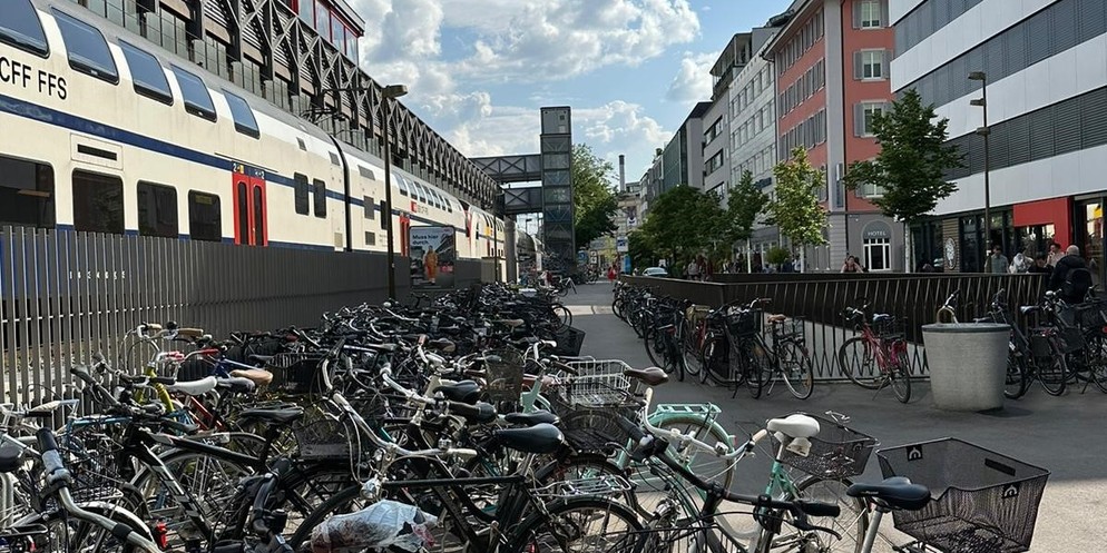 Seit Jahren kämpft die Stadt mit wildparkierenden Velofahrern rund um den Bahnhof. Nun soll mit Anreizen aber auch mit harten Konsequenzen durchgegriffen werden.
