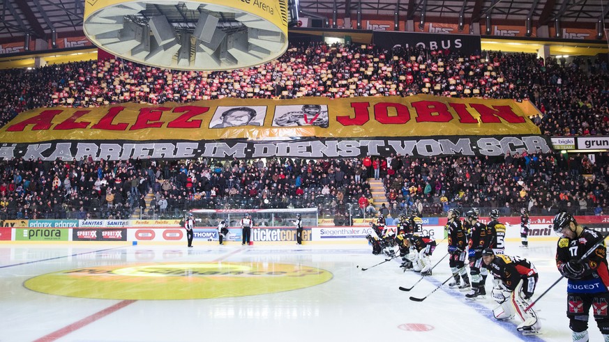 SCB-Fans halten die Nummer 72 ihres ehemaligen Spielers David Jobin hoch, bei der Verabschiedung von David Jobin vor dem Eishockey Meisterschaftsspiel der National League zwischen dem SC Bern und dem  ...