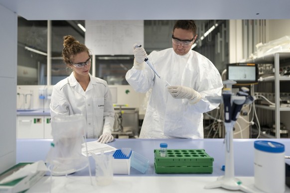 Eine Angestellte und ein Angestellter von Lonza, arbeiten in einem Labor von Lonza am Mittwoch, 29. Maerz 2023 in Visp, Wallis. (KEYSTONE/Gaetan Bally)