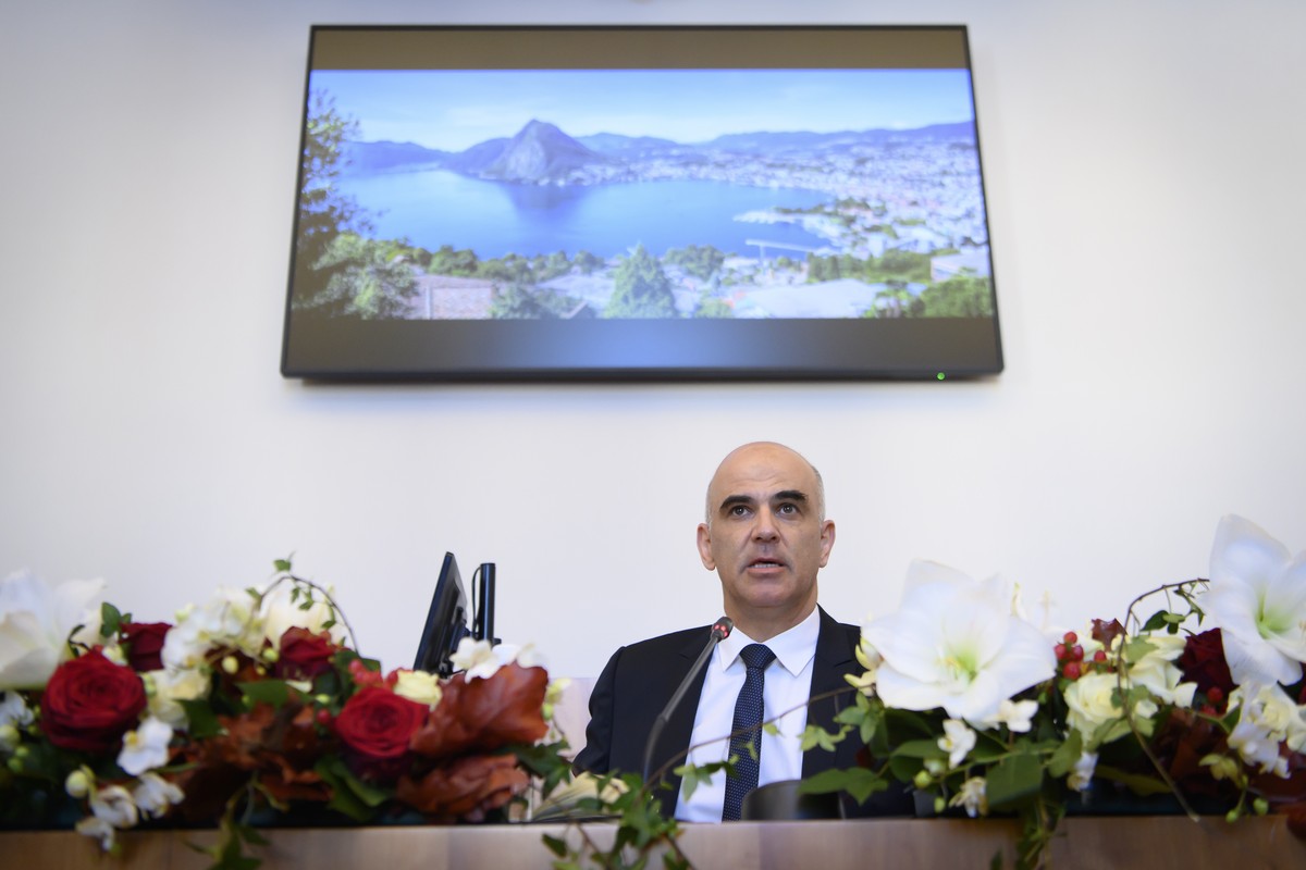 Bundesrat Alain Berset spricht waehrend einem Infopoint zur Situation der Coronavirus-Pandemie im Kanton Tessin, am Donnerstag, 19. November 2020, in Lugano. (KEYSTONE/Anthony Anex)