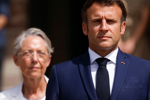 epa10019651 French President Emmanuel Macron (R) and French Prime Minister Elisabeth Borne attend a ceremony marking the 82nd anniversary of late French General Charles de Gaulle&#039;s resistance cal ...