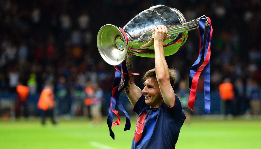 epa04787145 FC Barcelona&#039;s Lionel Messi celebrates with the trophy after the UEFA Champions League final between Juventus FC and FC Barcelona at the Olympic stadium in Berlin, Germany, 06 June 20 ...