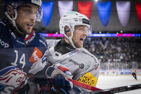 Chris Baltisberger (ZSC), links, kaempft um den Puck mit Benoit Jecker (HCFG), rechts, im Spiel der Eishockey National League zwischen den ZSC Lions und dem HC Fribourg Gotteron, am Freitag, 24. Oktob ...