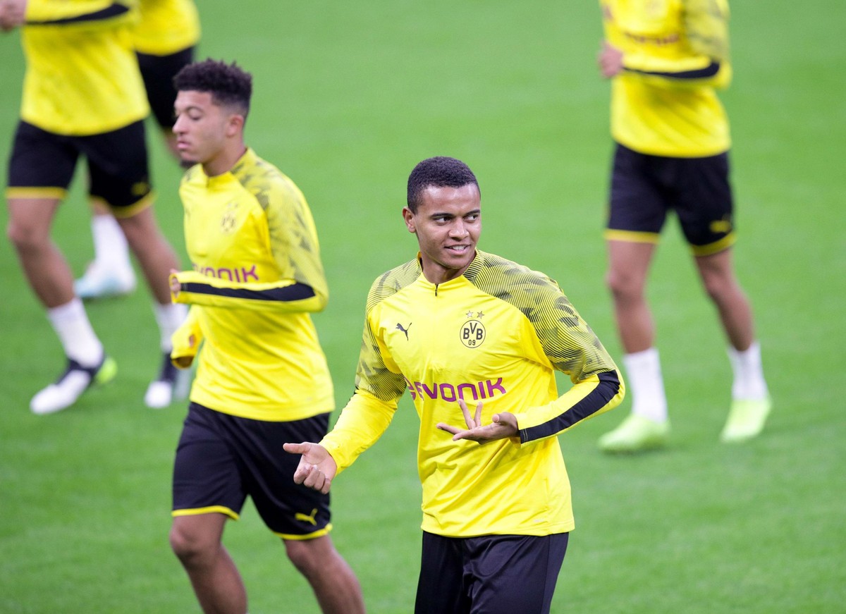 Borussia Dortmund's defender Manuel Akanji, center, attends a training session ahead of Wednesday's Champions League group F soccer match against Inter Milan, at the San Siro stadium, in Mil ...