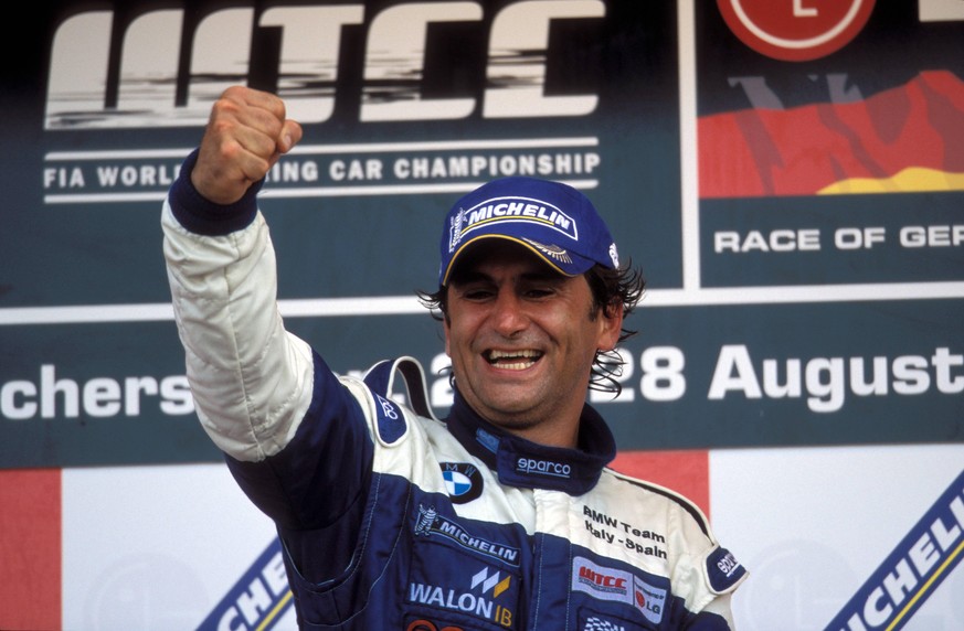 Bildnummer: 01729843 Datum: 28.08.2005 Copyright: imago/Andreas Beil
Siegerehrung nach dem WTCC Rennen in Oschersleben 2005: Sieger Alessandro Zanardi (Italien / BMW) jubelt; Alex, Vdia, quer, close, ...