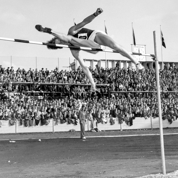 Juri Stepanow (Sowjetunion) im August 1954 bei den Leichtathletik-Europameisterschaften in Bern in Aktion im Hochsprung. Stepanow beendet den Wettkampf als Fuenfter. (KEYSTONE/PHOTOPRESS-ARCHIV/Herman ...
