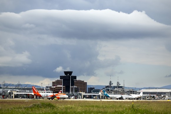 Des avions sur le tarmac sont photographie, lors d&#039;une presentation de la strategie de developpement durable de Geneve Aeroport, ce mardi 11 juin 2024 a Geneve. (KEYSTONE/Salvatore Di Nolfi)